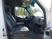 ✅ 2024 Mercedes-Benz Sprinter Cargo • VIN: W1Y4NCHY9RT181069 • Lot: 42072697. Wystawiony na IAAI z przebiegiem 26 861 mil. Bezpłatny archiwum sprzedaży aukcyjnych z USA i szczegółowy raport historii pojazdu na DreamBid. Zdjęcie 5.