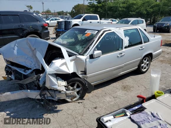 ✅ 1998 Volvo S70 • VIN: YV1LS5548W2438093 • Lot: 69134934. Listed on Copart with 89,621 mi. Free auction sales archive from the USA and detailed vehicle history report at DreamBid. Image 1.