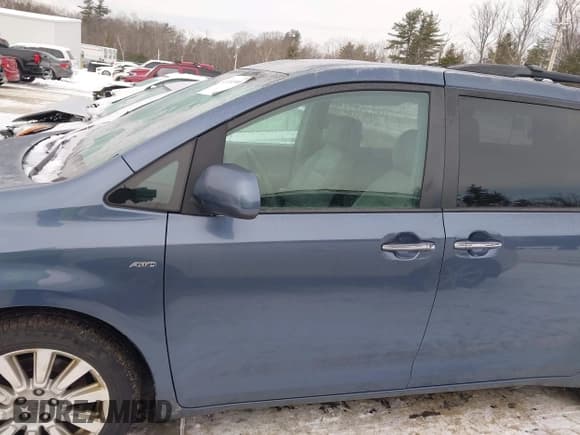 ✅ 2017 Toyota Sienna XLE • VIN: 5TDDZ3DC9HS159153 • Lot: 41350390. Listed on IAAI with 110,715 mi. Free auction sales archive from the USA and detailed vehicle history report at DreamBid. Image 14.