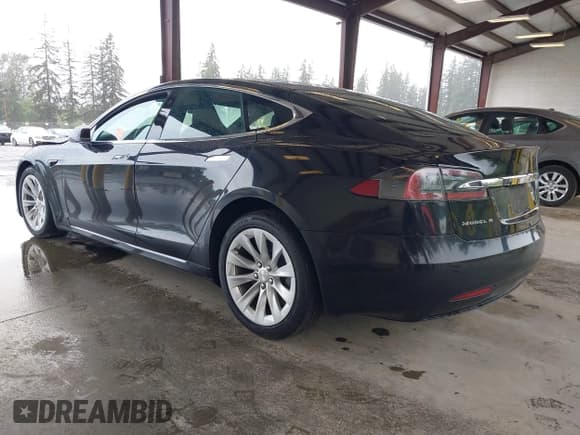 ✅ 2018 Tesla Model S 75D • VIN: 5YJSA1E2XJF264738 • Lot: 42299637. Wystawiony na IAAI z przebiegiem Nie podano. Bezpłatny archiwum sprzedaży aukcyjnych z USA i szczegółowy raport historii pojazdu na DreamBid. Zdjęcie 3.