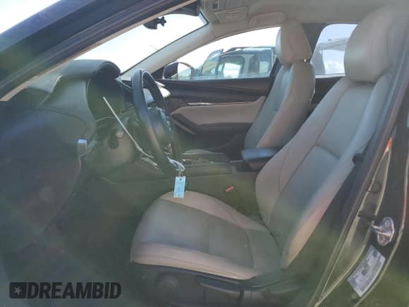 ✅ 2019 Mazda 3 Select • VIN: 3MZBPAALXKM108772 • Лот: 86882735. Опубликован ранее на Copart с пробегом 93 084 миль. Бесплатный доступ к архиву аукционных продаж из США и подробный отчёт об истории автомобиля на DreamBid. Изображение 7.