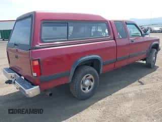 1996 Dodge Dakota z VIN 1B7GG23Y8TS617257, wystawiony jako IAAI lot #42475399 z przebiegiem 268 780 mil mil oraz . Historia ofert i sprzedaży dostępna na DreamBid. Obrazek 4.