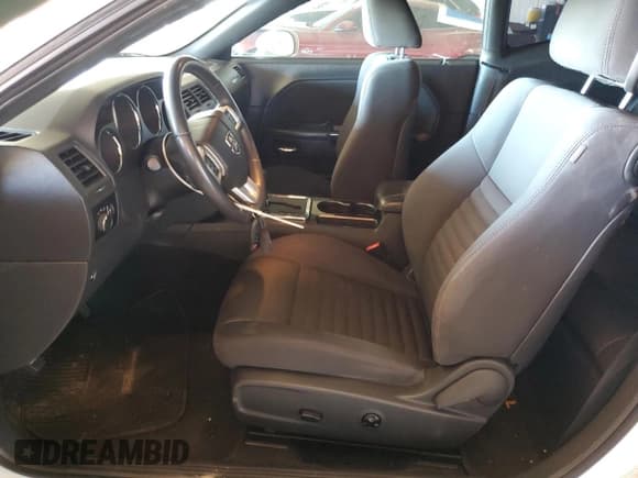 ✅ 2013 Dodge Challenger SXT • VIN: 2C3CDYAG8DH648784 • Lot: 92084445. Wystawiony na Copart z przebiegiem 106 855 mil. Bezpłatny archiwum sprzedaży aukcyjnych z USA i szczegółowy raport historii pojazdu na DreamBid. Zdjęcie 7.