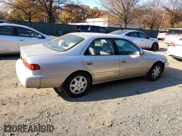 ✅ 2001 Toyota Camry LE • VIN: 4T1BG22K31U061377 • Лот: 90802315. Опубликован ранее на Copart с пробегом 186 351 миль. Бесплатный доступ к архиву аукционных продаж из США и подробный отчёт об истории автомобиля на DreamBid. Изображение 3.