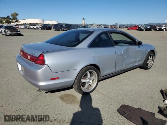 ✅ 1998 Honda Accord LX • VIN: 1HGCG2249WA027383 • Lot: 47710335. Listed on Copart with 189,972 mi. Free auction sales archive from the USA and detailed vehicle history report at DreamBid. Image 3.