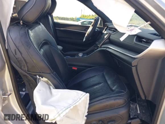 2025 Jeep Grand Cherokee Limited with VIN 1C4RJJBG5S8672323, listed as a IAAI auction lot 43060461 with 4,805 mi miles and . Bid and sale history available at DreamBid. Image 5.