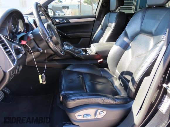 ✅ 2013 Porsche Cayenne GTS • VIN: WP1AD2A2XDLA75120 • Lot: 82167995. Wystawiony na Copart z przebiegiem 100 519 mil. Bezpłatny archiwum sprzedaży aukcyjnych z USA i szczegółowy raport historii pojazdu na DreamBid. Zdjęcie 9.