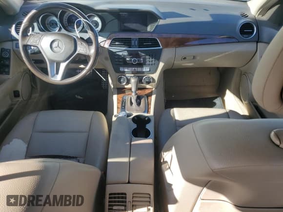 ✅ 2012 Mercedes-Benz C 300 Sport • VIN: WDDGF8BB8CR198021 • Лот: 89444685. Опубликован ранее на Copart с пробегом 143 231 миль. Бесплатный доступ к архиву аукционных продаж из США и подробный отчёт об истории автомобиля на DreamBid. Изображение 8.