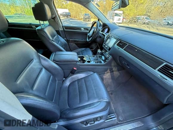 ✅ 2016 Volkswagen Touareg Lux • VIN: WVGEF9BP3GD005114 • Лот: 95557415. Опубликован ранее на Copart с пробегом 165 392 миль. Бесплатный доступ к архиву аукционных продаж из США и подробный отчёт об истории автомобиля на DreamBid. Изображение 5.