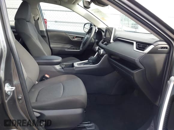 ✅ 2023 Toyota RAV4 XLE • VIN: 2T3W1RFV2PC250927 • Лот: 43544246. Опубликован ранее на IAAI с пробегом 27 978 миль. Бесплатный доступ к архиву аукционных продаж из США и подробный отчёт об истории автомобиля на DreamBid. Изображение 5.