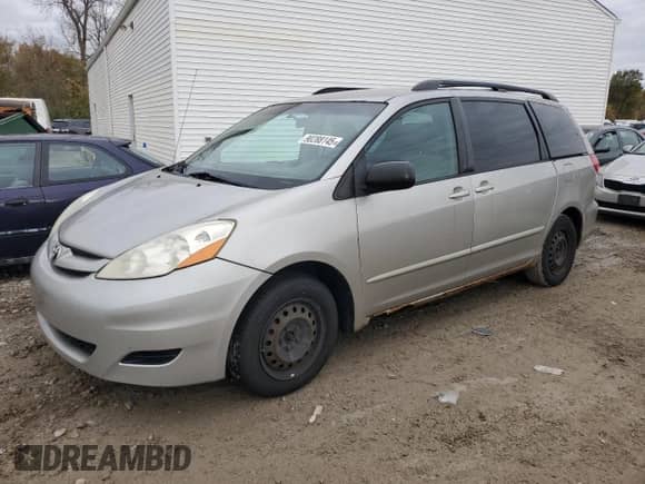 2009 Toyota Sienna LE z VIN 5TDZK23C79S272185, wystawiony jako Copart lot #90288145 z przebiegiem 272 534 mil mil oraz Czysty tytuł • Clean title. Historia ofert i sprzedaży dostępna na DreamBid. Obrazek 1.