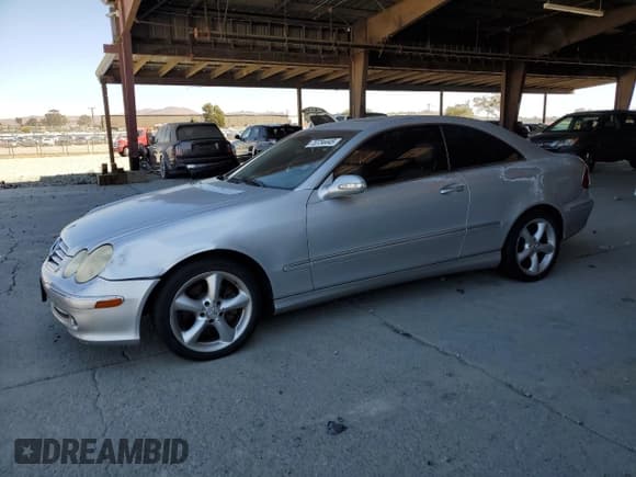 ✅ 2005 Mercedes-Benz CLK 320 • VIN: WDBTJ65J45F145172 • Лот: 70734445. Опубликован ранее на Copart с пробегом 86 462 миль. Бесплатный доступ к архиву аукционных продаж из США и подробный отчёт об истории автомобиля на DreamBid. Изображение 1.