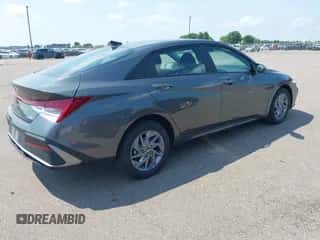 2025 Hyundai Elantra Blue z VIN KMHLM4DJ0SU131352, wystawiony jako IAAI lot #42869650 z przebiegiem 14 030 mil mil oraz . Historia ofert i sprzedaży dostępna na DreamBid. Obrazek 4.