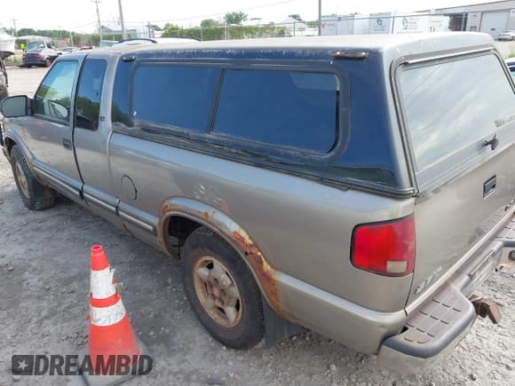✅ 2001 Chevrolet S-10 LS • VIN: 1GCDT19W418117962 • Лот: 42649238. Опубликован ранее на IAAI с пробегом 145 367 миль. Бесплатный доступ к архиву аукционных продаж из США и подробный отчёт об истории автомобиля на DreamBid. Изображение 3.