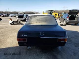 ✅ 1972 Mercedes-Benz 250 • VIN: 11401112008374 • Lot: 45138095. Wystawiony na Copart z przebiegiem 57 582 mil. Bezpłatny archiwum sprzedaży aukcyjnych z USA i szczegółowy raport historii pojazdu na DreamBid. Zdjęcie 6.
