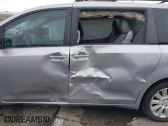 ✅ 2012 Toyota Sienna XLE • VIN: 5TDDK3DC9CS042847 • Lot: 40970090. Wystawiony na IAAI z przebiegiem 101 813 mil. Bezpłatny archiwum sprzedaży aukcyjnych z USA i szczegółowy raport historii pojazdu na DreamBid. Zdjęcie 15.