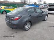 ✅ 2018 Toyota Yaris • VIN: 3MYDLBYV5JY311386 • Lot: 43667419. Wystawiony na IAAI z przebiegiem 118 454 mil. Bezpłatny archiwum sprzedaży aukcyjnych z USA i szczegółowy raport historii pojazdu na DreamBid. Zdjęcie 4.