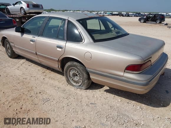 ✅ 1992 Ford Crown Victoria LX • VIN: 2FACP74W9NX243126 • Lot: 42748109. Wystawiony na IAAI z przebiegiem 157 875 mil. Bezpłatny archiwum sprzedaży aukcyjnych z USA i szczegółowy raport historii pojazdu na DreamBid. Zdjęcie 3.