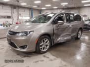 ✅ 2018 Chrysler Pacifica Touring L • VIN: 2C4RC1BG0JR321011 • Lot: 43291829. Wystawiony na IAAI z przebiegiem 79 540 mil. Bezpłatny archiwum sprzedaży aukcyjnych z USA i szczegółowy raport historii pojazdu na DreamBid. Zdjęcie 2.