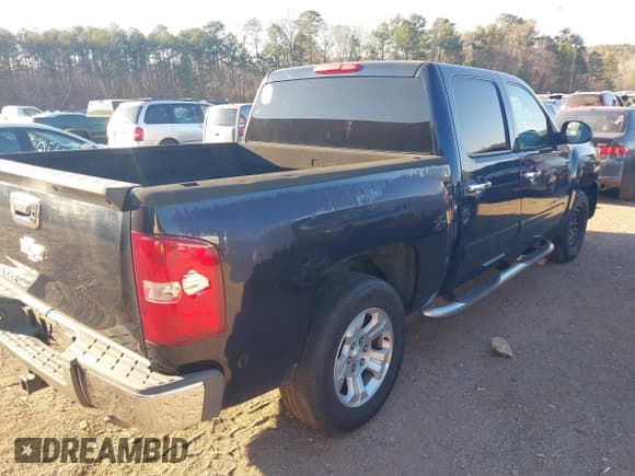 ✅ 2007 Chevrolet Silverado 1500 1LT • VIN: 3GCEC13J27G501078 • Lot: 41660302. Wystawiony na IAAI z przebiegiem 203 791 mil. Bezpłatny archiwum sprzedaży aukcyjnych z USA i szczegółowy raport historii pojazdu na DreamBid. Zdjęcie 4.