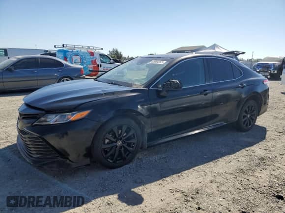 2019 Toyota Camry LE z VIN 4T1B11HK1KU250470, wystawiony jako Copart lot #85004265 z przebiegiem 132 733 mil mil oraz Czysty tytuł • Clean title. Historia ofert i sprzedaży dostępna na DreamBid. Obrazek 1.