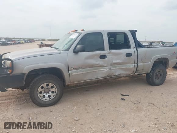 ✅ 2005 Chevrolet Silverado 2500HD LS • VIN: 1GCHK23275F915180 • Lot: 43714299. Wystawiony na IAAI z przebiegiem 135 346 mil. Bezpłatny archiwum sprzedaży aukcyjnych z USA i szczegółowy raport historii pojazdu na DreamBid. Zdjęcie 6.