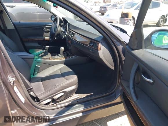 ✅ 2006 BMW 3 Series 325i • VIN: WBAVB13566PT23320 • Lot: 43067097. Wystawiony na IAAI z przebiegiem 110 783 mil. Bezpłatny archiwum sprzedaży aukcyjnych z USA i szczegółowy raport historii pojazdu na DreamBid. Zdjęcie 5.