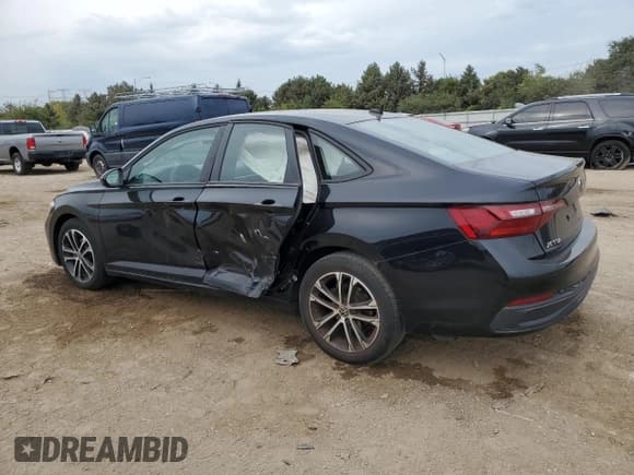 ✅ 2022 Volkswagen Jetta Sport • VIN: 3VWBM7BU5NM033535 • Lot: 83799095. Wystawiony na Copart z przebiegiem 33 393 mil. Bezpłatny archiwum sprzedaży aukcyjnych z USA i szczegółowy raport historii pojazdu na DreamBid. Zdjęcie 2.
