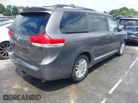 ✅ 2013 Toyota Sienna XLE AAS • VIN: 5TDYK3DC8DS357402 • Lot: 42975584. Listed on IAAI with 175,883 mi. Free auction sales archive from the USA and detailed vehicle history report at DreamBid. Image 4.