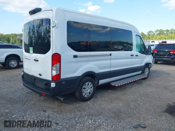✅ 2024 Ford Transit Passenger XL • VIN: 1FDAX2C89RKA86208 • Lot: 42260251. Wystawiony na IAAI z przebiegiem 2 635 mil. Bezpłatny archiwum sprzedaży aukcyjnych z USA i szczegółowy raport historii pojazdu na DreamBid. Zdjęcie 4.