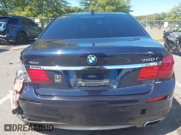 ✅ 2014 BMW 7 Series 750i xDrive • VIN: WBAYB6C50ED225023 • Lot: 43158633. Wystawiony na IAAI z przebiegiem 111 418 mil. Bezpłatny archiwum sprzedaży aukcyjnych z USA i szczegółowy raport historii pojazdu na DreamBid. Zdjęcie 16.