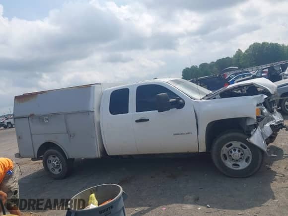 ✅ 2013 Chevrolet Silverado 2500HD Work Truck • VIN: 1GC2KVCG2DZ379092 • Lot: 42124836. Wystawiony na IAAI z przebiegiem Nie podano. Bezpłatny archiwum sprzedaży aukcyjnych z USA i szczegółowy raport historii pojazdu na DreamBid. Zdjęcie 13.