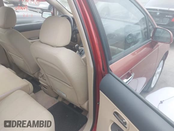 ✅ 2007 Kia Rondo EX • VIN: KNAFG526077116012 • Lot: 43106317. Wystawiony na IAAI z przebiegiem 61 104 mil. Bezpłatny archiwum sprzedaży aukcyjnych z USA i szczegółowy raport historii pojazdu na DreamBid. Zdjęcie 8.