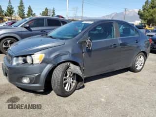 2012 Chevrolet Sonic LT z VIN 1G1JD5SH7C4187798, wystawiony jako Copart lot #49811815 z przebiegiem 150 763 mil mil oraz Szkoda całkowita • Salvage title. Historia ofert i sprzedaży dostępna na DreamBid. Obrazek 1.