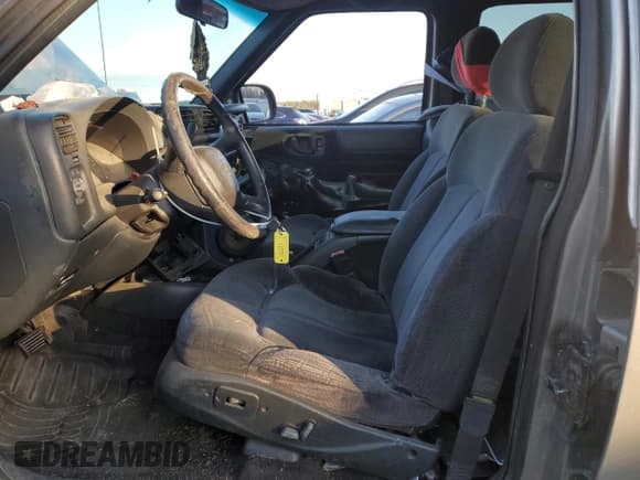 ✅ 2001 Chevrolet Blazer LT • VIN: 1GNDT13W51K261555 • Lot: 88991005. Wystawiony na Copart z przebiegiem 235 706 mil. Bezpłatny archiwum sprzedaży aukcyjnych z USA i szczegółowy raport historii pojazdu na DreamBid. Zdjęcie 7.