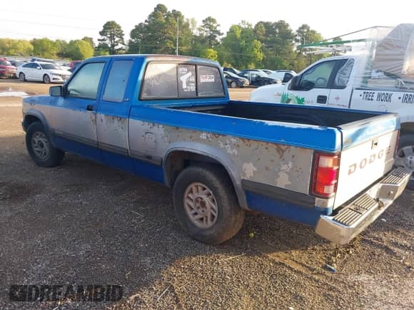 1993 Dodge Dakota z VIN 1B7GL23Y8PS210332, wystawiony jako IAAI lot #41875038 z przebiegiem 215 599 mil mil oraz . Historia ofert i sprzedaży dostępna na DreamBid. Obrazek 3.