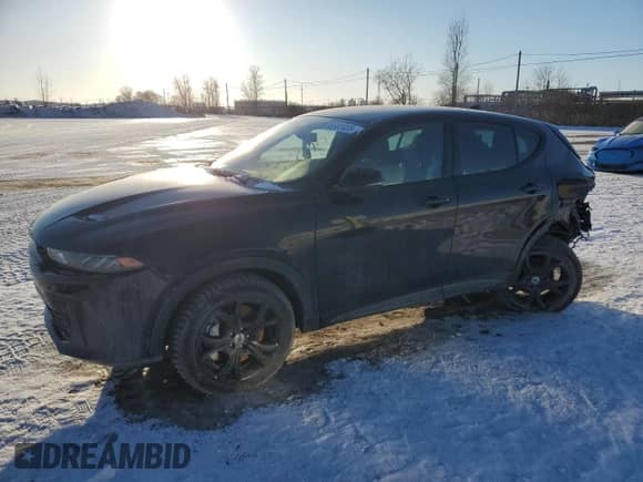 2024 Dodge Hornet R/T z VIN ZACPDFCW3R3A11174, wystawiony jako Copart lot #88537435 z przebiegiem 57 652 mil mil oraz Szkoda całkowita • Salvage title. Historia ofert i sprzedaży dostępna na DreamBid. Obrazek 1.