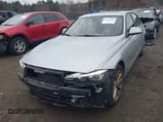 ✅ 2017 BMW 3 Series 320i xDrive • VIN: WBA8E5G30HNU45349 • Lot: 43776957. Wystawiony na IAAI z przebiegiem 84 130 mil. Bezpłatny archiwum sprzedaży aukcyjnych z USA i szczegółowy raport historii pojazdu na DreamBid. Zdjęcie 6.