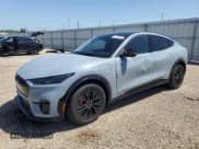 ✅ 2025 Ford Mustang Mach-E Premium • VIN: 3FMTK3SU5SMA13606 • Лот: 65770995. Опубликован ранее на Copart с пробегом 1 021 миль. Бесплатный доступ к архиву аукционных продаж из США и подробный отчёт об истории автомобиля на DreamBid. Изображение 1.