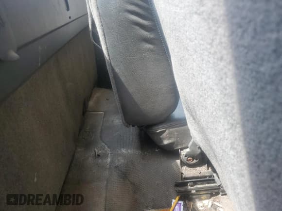 ✅ 2005 Chevrolet Silverado 2500HD Work Truck • VIN: 1GCHC24U25E211911 • Lot: 50795035. Wystawiony na Copart z przebiegiem 162 119 mil. Bezpłatny archiwum sprzedaży aukcyjnych z USA i szczegółowy raport historii pojazdu na DreamBid. Zdjęcie 11.