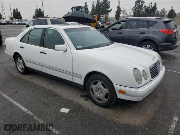 ✅ 1997 Mercedes-Benz E 320 • VIN: WDBJF72F2VA099305 • Лот: 48007935. Опубликован ранее на Copart с пробегом 96 410 миль. Бесплатный доступ к архиву аукционных продаж из США и подробный отчёт об истории автомобиля на DreamBid. Изображение 4.
