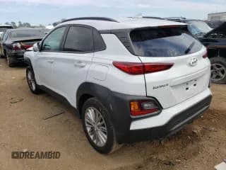 ✅ 2019 Hyundai Kona SEL • VIN: KM8K6CAA3KU334059 • Лот: 58325454. Опубликован ранее на Copart с пробегом 55 252 миль. Бесплатный доступ к архиву аукционных продаж из США и подробный отчёт об истории автомобиля на DreamBid. Изображение 2.