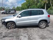 ✅ 2017 Volkswagen Tiguan S • VIN: WVGBV7AX4HK000867 • Lot: 43307506. Wystawiony na IAAI z przebiegiem 76 846 mil. Bezpłatny archiwum sprzedaży aukcyjnych z USA i szczegółowy raport historii pojazdu na DreamBid. Zdjęcie 14.