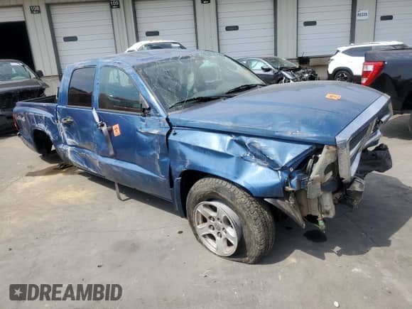 2005 Dodge Dakota ST z VIN 1D7HW28K85S168893, wystawiony jako Copart lot #69955454 z przebiegiem Nie podano mil oraz Szkoda całkowita • Salvage title. Historia ofert i sprzedaży dostępna na DreamBid. Obrazek 4.