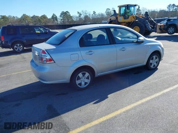 2007 Chevrolet Aveo LS z VIN KL1TD56657B150282, wystawiony jako IAAI lot #41416393 z przebiegiem 74 809 mil mil oraz . Historia ofert i sprzedaży dostępna na DreamBid. Obrazek 4.