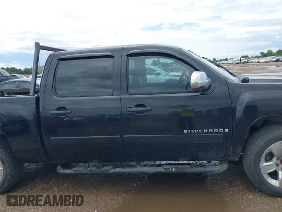 ✅ 2007 Chevrolet Silverado 1500 1LT • VIN: 3GCEC13027G522469 • Lot: 42902456. Wystawiony na IAAI z przebiegiem 295 741 mil. Bezpłatny archiwum sprzedaży aukcyjnych z USA i szczegółowy raport historii pojazdu na DreamBid. Zdjęcie 13.