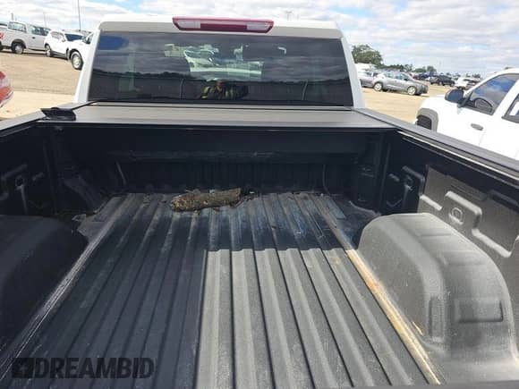 2023 Chevrolet Silverado 1500 Work Truck z VIN 1GCUDAED3PZ183973, wystawiony jako IAAI lot #43624318 z przebiegiem 66 196 mil mil oraz . Historia ofert i sprzedaży dostępna na DreamBid. Obrazek 14.