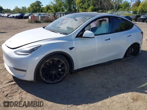 ✅ 2024 Tesla Model Y Long Range • VIN: 7SAYGDEE0RF027744 • Lot: 43405801. Wystawiony na IAAI z przebiegiem 16 832 mil. Bezpłatny archiwum sprzedaży aukcyjnych z USA i szczegółowy raport historii pojazdu na DreamBid. Zdjęcie 2.