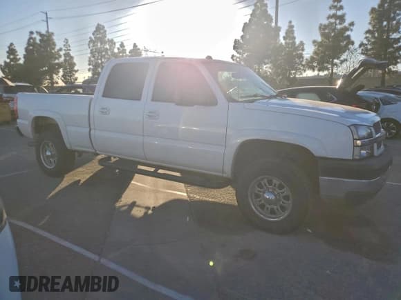 ✅ 2004 Chevrolet Silverado 2500HD Work Truck • VIN: 1GCHC23U04F179275 • Лот: 95805925. Опубликован ранее на Copart с пробегом 260 462 миль. Бесплатный доступ к архиву аукционных продаж из США и подробный отчёт об истории автомобиля на DreamBid. Изображение 4.