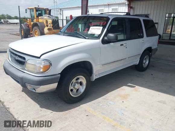 ✅ 2000 Ford Explorer XLT • VIN: 1FMZU63E8YZA21820 • Lot: 42619468. Wystawiony na IAAI z przebiegiem 207 542 mil. Bezpłatny archiwum sprzedaży aukcyjnych z USA i szczegółowy raport historii pojazdu na DreamBid. Zdjęcie 2.